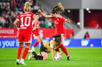 19.10.2026, München, Bayern, Deutschland. Google Pixel Frauen-Bundesliga: FC Bayern Frauen gegen VfB Stuttgart Frauen. Spielort: FC Bayern Campus-Stadion. Sarah Zadrazil (FC Bayern Frauen) im Zweikampf, im Duell, im Kampf um den Ball