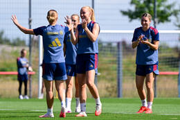 19.08.2026, München, Deutschland. Google Pixel Frauen-Bundesliga: Die FC Bayern Frauen absolvieren auf dem FC Bayern Campus eine Trainingseinheit vor dem Bundesliga-Saisonauftakt gegen den 1. FC Union Berlin. Sophie Proost (FC Bayern Frauen), Glodis Perla Viggosdottir (FC Bayern Frauen)