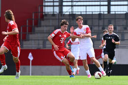 19.08.2026, München, Deutschland. FC Bayern München U19 vs. VfB Stuttgart U19 am FC Bayern Campus in München. Zweikampf