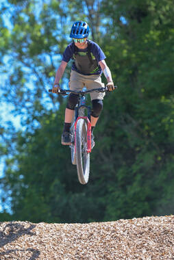 Mindelheim, Deutschland – 23.05.2026: Eröffnung der neuen BikeArea auf der Schwabenwiese in Mindelheim. Die von Schanzenwerk gestaltete und gebaute Anlage umfasst Pumptrack-, Flowline- und Jumpline-Elemente für Kinder, Jugendliche und Erwachsene.