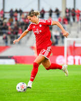 19.10.2026, München, Bayern, Deutschland. Google Pixel Frauen-Bundesliga: FC Bayern Frauen gegen VfB Stuttgart Frauen. Spielort: FC Bayern Campus-Stadion. Klara Bühl (FC Bayern Frauen) am Ball, mit dem Ball, in einer Spielszene