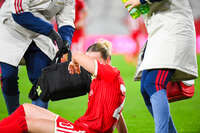 19.10.2026, München, Bayern, Deutschland. Google Pixel Frauen-Bundesliga: FC Bayern Frauen gegen VfB Stuttgart Frauen. Spielort: FC Bayern Campus-Stadion. Franziska Kett (FC Bayern Frauen) verletzt, mit Schmerzen, bei der Behandlung
