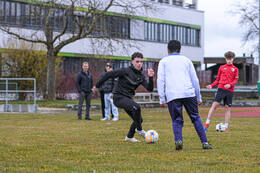Bad Wörishofen, Deutschland – Vorbereitungstraining für das Schulderby 2026 zwischen der Wirtschaftsschule Bad Wörishofen und dem Josef-Bernhard-Gymnasium Türkheim auf dem Gelände der Wirtschaftsschule in Bad Wörishofen. Das Spiel ist für Mai 2026 geplant.