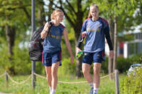 05.08.2026, München, Deutschland. Google Pixel Frauen-Bundesliga: Die FC Bayern Frauen absolvieren auf dem FC Bayern Campus eine Trainingseinheit zur Vorbereitung auf das Testspiel gegen Paris FC. Sophie Proost (FC Bayern Frauen), Regina van Eijk (FC Bayern Frauen)