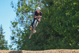 Mindelheim, Deutschland – 23.05.2026: Eröffnung der neuen BikeArea auf der Schwabenwiese in Mindelheim. Die von Schanzenwerk gestaltete und gebaute Anlage umfasst Pumptrack-, Flowline- und Jumpline-Elemente für Kinder, Jugendliche und Erwachsene.