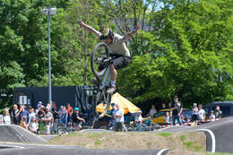 Mindelheim, Deutschland – 23.05.2026: Eröffnung der neuen BikeArea auf der Schwabenwiese in Mindelheim. Die von Schanzenwerk gestaltete und gebaute Anlage umfasst Pumptrack-, Flowline- und Jumpline-Elemente für Kinder, Jugendliche und Erwachsene.