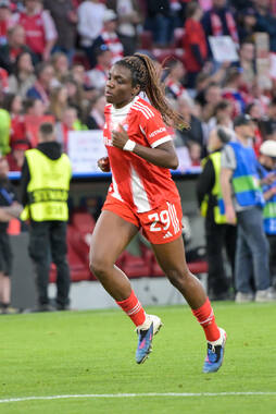 Allianz Arena, München, Deutschland – 25.04.2026: Fußball, UEFA Women’s Champions League 2025/2026, Halbfinale Hinspiel, FC Bayern München Frauen vs. FC Barcelona Frauen: Edna Imade (FC Bayern München, Sturm) nach dem Spiel.