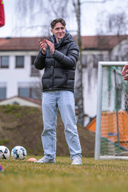 Bad Wörishofen, Deutschland – Vorbereitungstraining für das Schulderby 2026 zwischen der Wirtschaftsschule Bad Wörishofen und dem Josef-Bernhard-Gymnasium Türkheim auf dem Gelände der Wirtschaftsschule in Bad Wörishofen. Das Spiel ist für Mai 2026 geplant.
