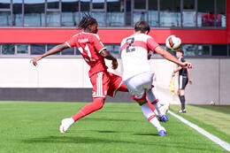 19.08.2026, München, Deutschland. FC Bayern München U19 vs. VfB Stuttgart U19 am FC Bayern Campus in München. Zweikampf