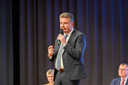 Podiumsdiskussion zur Bürgermeisterwahl in Bad Wörishofen im Kursaal. Die Bürgermeisterkandidaten Daniel Pflügl, Stefan Welzel und Paul Gruschka stellten sich den Fragen von Moderation und Publikum.