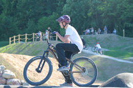 Mindelheim, Deutschland – 23.05.2026: Eröffnung der neuen BikeArea auf der Schwabenwiese in Mindelheim. Die von Schanzenwerk gestaltete und gebaute Anlage umfasst Pumptrack-, Flowline- und Jumpline-Elemente für Kinder, Jugendliche und Erwachsene.