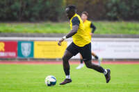 17.10.2026, Mindelheim, Bayern, Deutschland. Kreisliga Allgäu Nord: TSV Mindelheim gegen SV Oberegg. Spielort: Julius-Strohmayer-Stadion. Sulayman Drammeh (TSV Mindelheim) am Ball, mit dem Ball, in einer Spielszene