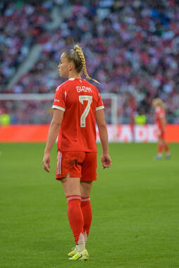 Allianz Arena, München, Deutschland – 25.04.2026: Fußball, UEFA Women’s Champions League 2025/2026, Halbfinale Hinspiel, FC Bayern München Frauen vs. FC Barcelona Frauen: Giulia Gwinn (FC Bayern München, Abwehr)
