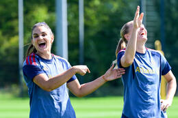 19.08.2026, München, Deutschland. Google Pixel Frauen-Bundesliga: Die FC Bayern Frauen absolvieren auf dem FC Bayern Campus eine Trainingseinheit vor dem Bundesliga-Saisonauftakt gegen den 1. FC Union Berlin. Jovana Damnjanovic (FC Bayern Frauen), Magdalena Eriksson (FC Bayern Frauen)