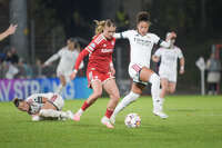 28.10.2026, Unterhaching, Bayern, Deutschland. UEFA Womens Champions League: FC Bayern Frauen gegen Real Madrid Frauen. Spielort: Sportpark Unterhaching. UWCL Ligaphase, 3. Spieltag, Saison 2026/27. Sophie Proost (FC Bayern Frauen) am Ball, mit dem Ball, in einer Spielszene