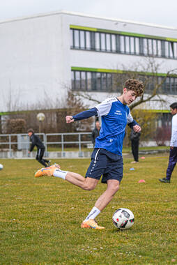 Bad Wörishofen, Deutschland – Vorbereitungstraining für das Schulderby 2026 zwischen der Wirtschaftsschule Bad Wörishofen und dem Josef-Bernhard-Gymnasium Türkheim auf dem Gelände der Wirtschaftsschule in Bad Wörishofen. Das Spiel ist für Mai 2026 geplant.