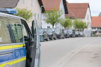 Bad Wörishofen, Deutschland – 12.05.2026: Zahlreiche Einsatzkräfte der Polizei und das SEK sind bei einem Großeinsatz an der Hauptstraße in Bad Wörishofen im Einsatz. Das Gebiet wurde großräumig abgesperrt.