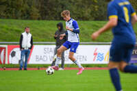 11.10.2026, Bad Wörishofen, Bayern, Deutschland. A-Klasse Allgäu 2: FC Bad Wörishofen II gegen TSV 1913 Ettringen. Spielort: Stadion Unteres Hart. 12. Spieltag der A-Klasse Allgäu 2, Saison 2026/2027. Paul Dillis (FC Bad Wörishofen) am Ball, mit dem Ball, in einer Spielszene