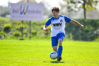 04.10.2026, Bad Wörishofen, Deutschland. U19 (A-Jun.) Kreisklasse Allgäu - Nord: FC Bad Wörishofen U19 gegen SG Unterrieden U19. Spielort: Stadion Am Unteren Hart. Max Hartmann (FC Bad Wörishofen) am Ball, mit dem Ball, in einer Spielszene