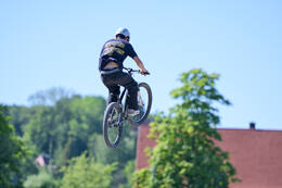 Mindelheim, Deutschland – 23.05.2026: Eröffnung der neuen BikeArea auf der Schwabenwiese in Mindelheim. Die von Schanzenwerk gestaltete und gebaute Anlage umfasst Pumptrack-, Flowline- und Jumpline-Elemente für Kinder, Jugendliche und Erwachsene.