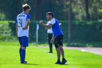 04.10.2026, Bad Wörishofen, Deutschland. U19 (A-Jun.) Kreisklasse Allgäu - Nord: FC Bad Wörishofen U19 gegen SG Unterrieden U19. Spielort: Stadion Am Unteren Hart. Bahtiar Koktas (Trainer, FC Bad Wörishofen) nachdenklich, ernst, fokussiert