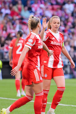 Allianz Arena, München, Deutschland – 25.04.2026: Fußball, UEFA Women’s Champions League 2025/2026, Halbfinale Hinspiel, FC Bayern München Frauen vs. FC Barcelona Frauen: Giulia Gwinn (FC Bayern München, Abwehr) gibt Glódís Perla Viggósdóttir / Glodis Perla Viggosdottir (FC Bayern München, Abwehr) die Hand.