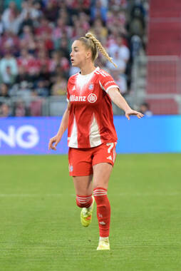 Allianz Arena, München, Deutschland – 25.04.2026: Fußball, UEFA Women’s Champions League 2025/2026, Halbfinale Hinspiel, FC Bayern München Frauen vs. FC Barcelona Frauen: Giulia Gwinn (FC Bayern München, Abwehr) fordert einen Pass.
