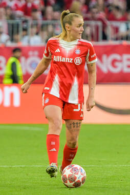 Allianz Arena, München, Deutschland – 25.04.2026: Fußball, UEFA Women’s Champions League 2025/2026, Halbfinale Hinspiel, FC Bayern München Frauen vs. FC Barcelona Frauen: Georgia Stanway (FC Bayern München, Mittelfeld) am Ball zum Tor.