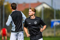 03.10.2026, Mindelheim, Deutschland. Kreisliga Allgäu Nord: TSV Mindelheim gegen (SG) Sontheim/Westerheim. Spielort: Julius-Strohmayer Stadion. Marc Mörstedt (TSV Mindelheim) fröhlich, gut gelaunt, lachend