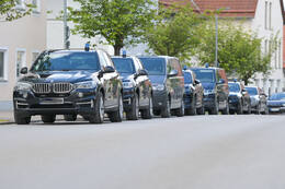 Bad Wörishofen, Deutschland – 12.05.2026: Zahlreiche Einsatzkräfte der Polizei und das SEK sind bei einem Großeinsatz an der Hauptstraße in Bad Wörishofen im Einsatz. Das Gebiet wurde großräumig abgesperrt.