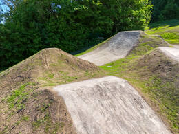 Mindelheim, Deutschland – 23.05.2026: Eröffnung der neuen BikeArea auf der Schwabenwiese in Mindelheim. Die von Schanzenwerk gestaltete und gebaute Anlage umfasst Pumptrack-, Flowline- und Jumpline-Elemente für Kinder, Jugendliche und Erwachsene.
