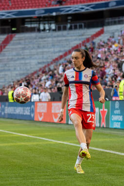 Allianz Arena, München, Deutschland – 25.04.2026: Fußball, UEFA Women’s Champions League 2025/2026, Halbfinale Hinspiel, FC Bayern München Frauen vs. FC Barcelona Frauen: Natalia Padilla Bidas (FC Bayern München, Sturm) bekommt den Ball.