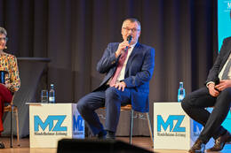 Podiumsdiskussion zur Bürgermeisterwahl in Bad Wörishofen im Kursaal. Die Bürgermeisterkandidaten Daniel Pflügl, Stefan Welzel und Paul Gruschka stellten sich den Fragen von Moderation und Publikum.