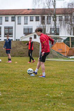 Bad Wörishofen, Deutschland – Vorbereitungstraining für das Schulderby 2026 zwischen der Wirtschaftsschule Bad Wörishofen und dem Josef-Bernhard-Gymnasium Türkheim auf dem Gelände der Wirtschaftsschule in Bad Wörishofen. Das Spiel ist für Mai 2026 geplant.