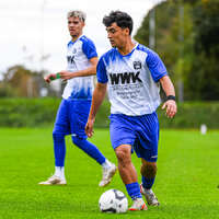 11.10.2026, Bad Wörishofen, Bayern, Deutschland. U19 (A-Jun.) Kreisklasse Allgäu – Nord: FC Bad Wörishofen U19 gegen JFG Wertachtal U19. Spielort: Stadion Unteres Hart. Saison 2026/2027. Abdul (FC Bad Wörishofen) am Ball, mit dem Ball, in einer Spielszene
