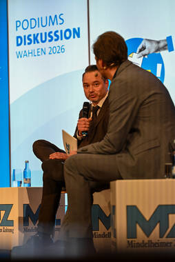 Podiumsdiskussion zur Bürgermeisterwahl in Bad Wörishofen im Kursaal. Die Bürgermeisterkandidaten Daniel Pflügl, Stefan Welzel und Paul Gruschka stellten sich den Fragen von Moderation und Publikum.
