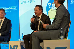 Podiumsdiskussion zur Bürgermeisterwahl in Bad Wörishofen im Kursaal. Die Bürgermeisterkandidaten Daniel Pflügl, Stefan Welzel und Paul Gruschka stellten sich den Fragen von Moderation und Publikum.