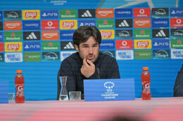 Allianz Arena, München, Deutschland – 25.04.2026: Fußball, UEFA Women’s Champions League 2025/2026, Halbfinale Hinspiel, FC Bayern München Frauen vs. FC Barcelona Frauen: Pere Romeu (FC Barcelona, Cheftrainer) während der Pressekonferenz (PK)