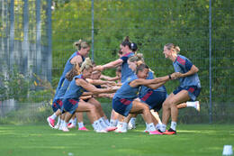 05.08.2026, München, Deutschland. Google Pixel Frauen-Bundesliga: Die FC Bayern Frauen absolvieren auf dem FC Bayern Campus eine Trainingseinheit zur Vorbereitung auf das Testspiel gegen Paris FC. Linda Dallmann (FC Bayern Frauen), Alara Sehitler (FC Bayern Frauen), Arianna Caruso (FC Bayern Frauen), Klara Bühl (FC Bayern Frauen)