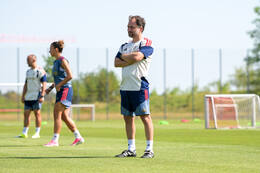 05.08.2026, München, Deutschland. Google Pixel Frauen-Bundesliga: Die FC Bayern Frauen absolvieren auf dem FC Bayern Campus eine Trainingseinheit zur Vorbereitung auf das Testspiel gegen Paris FC. Jose Barcala (Cheftrainer, FC Bayern Frauen)