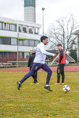 Bad Wörishofen, Deutschland – Vorbereitungstraining für das Schulderby 2026 zwischen der Wirtschaftsschule Bad Wörishofen und dem Josef-Bernhard-Gymnasium Türkheim auf dem Gelände der Wirtschaftsschule in Bad Wörishofen. Das Spiel ist für Mai 2026 geplant.