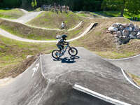 Mindelheim, Deutschland – 23.05.2026: Eröffnung der neuen BikeArea auf der Schwabenwiese in Mindelheim. Die von Schanzenwerk gestaltete und gebaute Anlage umfasst Pumptrack-, Flowline- und Jumpline-Elemente für Kinder, Jugendliche und Erwachsene.