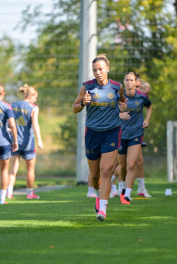 05.08.2026, München, Deutschland. Google Pixel Frauen-Bundesliga: Die FC Bayern Frauen absolvieren auf dem FC Bayern Campus eine Trainingseinheit zur Vorbereitung auf das Testspiel gegen Paris FC. Arianna Caruso (FC Bayern Frauen)