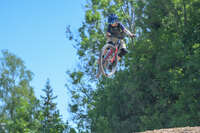 Mindelheim, Deutschland – 23.05.2026: Eröffnung der neuen BikeArea auf der Schwabenwiese in Mindelheim. Die von Schanzenwerk gestaltete und gebaute Anlage umfasst Pumptrack-, Flowline- und Jumpline-Elemente für Kinder, Jugendliche und Erwachsene.