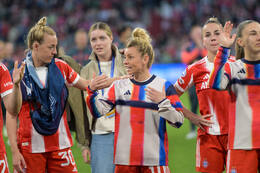 Allianz Arena, München, Deutschland – 25.04.2026: Fußball, UEFA Women’s Champions League 2025/2026, Halbfinale Hinspiel, FC Bayern München Frauen vs. FC Barcelona Frauen: Linda Dallmann (FC Bayern München, Mittelfeld) nachdenklich.