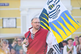 27.06.2026, Mindelheim: Am zweiten Tag des Frundsbergfests 2026 verwandelt sich die Mindelheimer Altstadt erneut in eine mittelalterliche Kulisse. Tausende Mitwirkende in historischen Gewändern prägen das traditionsreiche Fest, das zu den größten historischen Stadtfesten Deutschlands zählt.