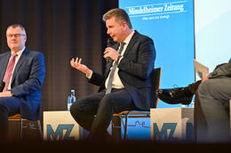 Podiumsdiskussion zur Bürgermeisterwahl in Bad Wörishofen im Kursaal. Die Bürgermeisterkandidaten Daniel Pflügl, Stefan Welzel und Paul Gruschka stellten sich den Fragen von Moderation und Publikum.