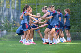 05.08.2026, München, Deutschland. Google Pixel Frauen-Bundesliga: Die FC Bayern Frauen absolvieren auf dem FC Bayern Campus eine Trainingseinheit zur Vorbereitung auf das Testspiel gegen Paris FC. Arianna Caruso (FC Bayern Frauen), Klara Bühl (FC Bayern Frauen)