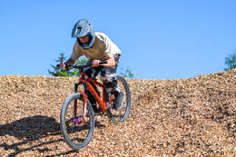 Mindelheim, Deutschland – 23.05.2026: Eröffnung der neuen BikeArea auf der Schwabenwiese in Mindelheim. Die von Schanzenwerk gestaltete und gebaute Anlage umfasst Pumptrack-, Flowline- und Jumpline-Elemente für Kinder, Jugendliche und Erwachsene.
