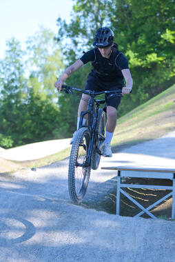 Mindelheim, Deutschland – 23.05.2026: Eröffnung der neuen BikeArea auf der Schwabenwiese in Mindelheim. Die von Schanzenwerk gestaltete und gebaute Anlage umfasst Pumptrack-, Flowline- und Jumpline-Elemente für Kinder, Jugendliche und Erwachsene.